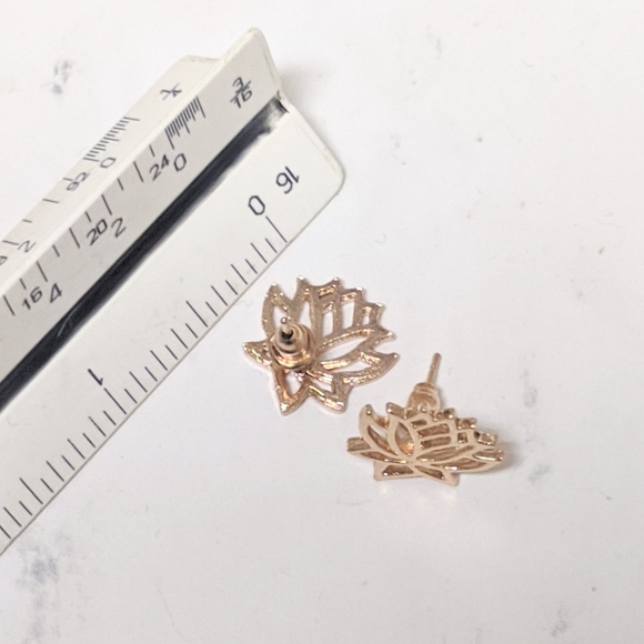 💎 Lotus Flower Studs Silver or Gold - Picture 2 of 5